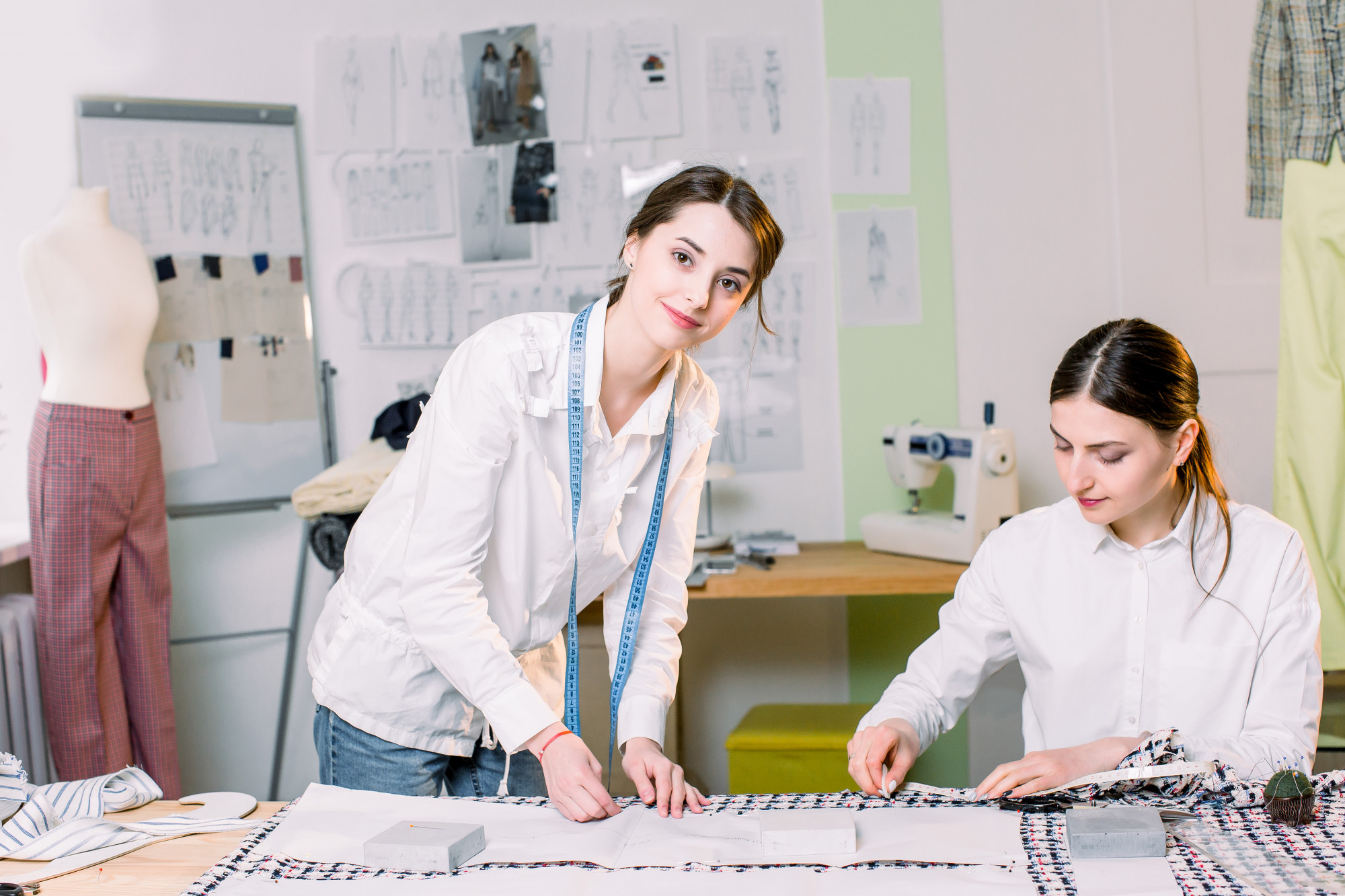 Studentai siuvinėja modernius raštus studijoje